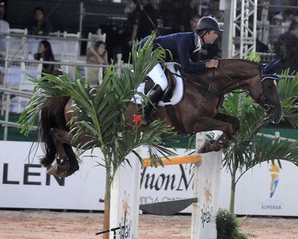 Rodrigo Pessoa venceu na tarde de sábado, 05/10, o GP do China Tour Finals, que aconteceu em Pequim / Foto: Alexandre Vidal / Foto BR